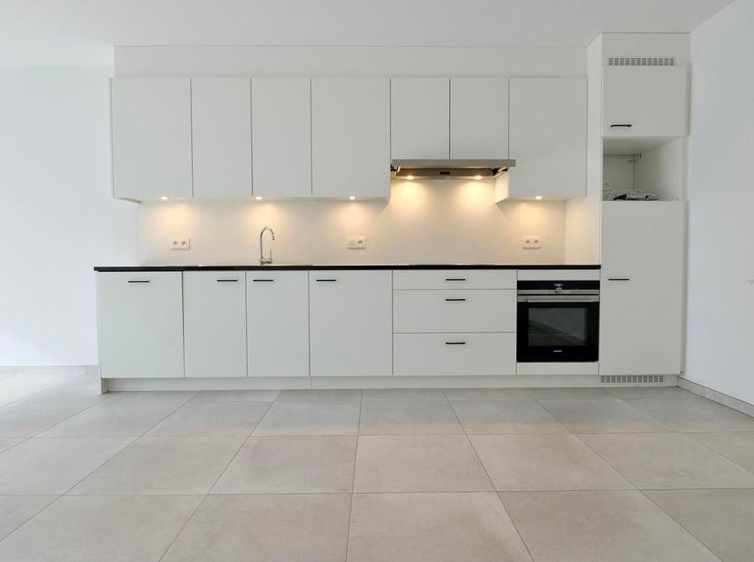 Dit ruim, gelijkvloers appartement is uiterst gunstig gelegen, nabij het centrum van Kruibeke en alle nodige faciliteiten. De nieuwbouwresidentie is g