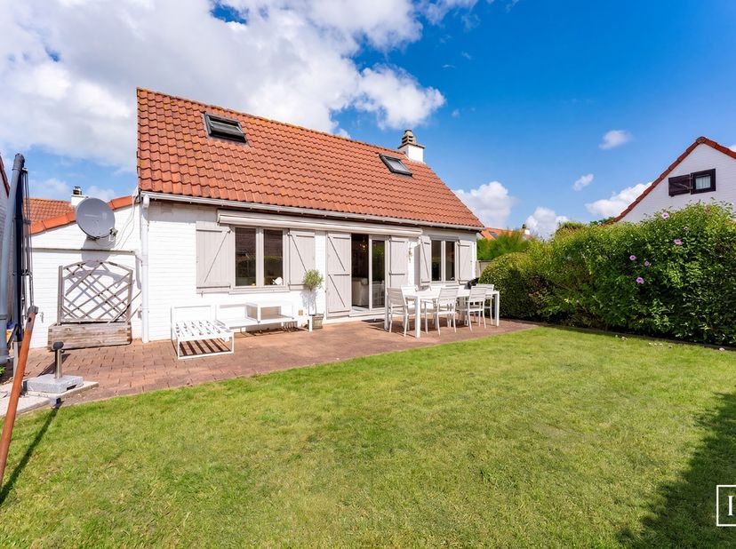 Deze verzorgde en goed onderhouden vakantiewoning bevindt zich in het charmante New Village Park, op wandelafstand van het strand van De Haan. De woni