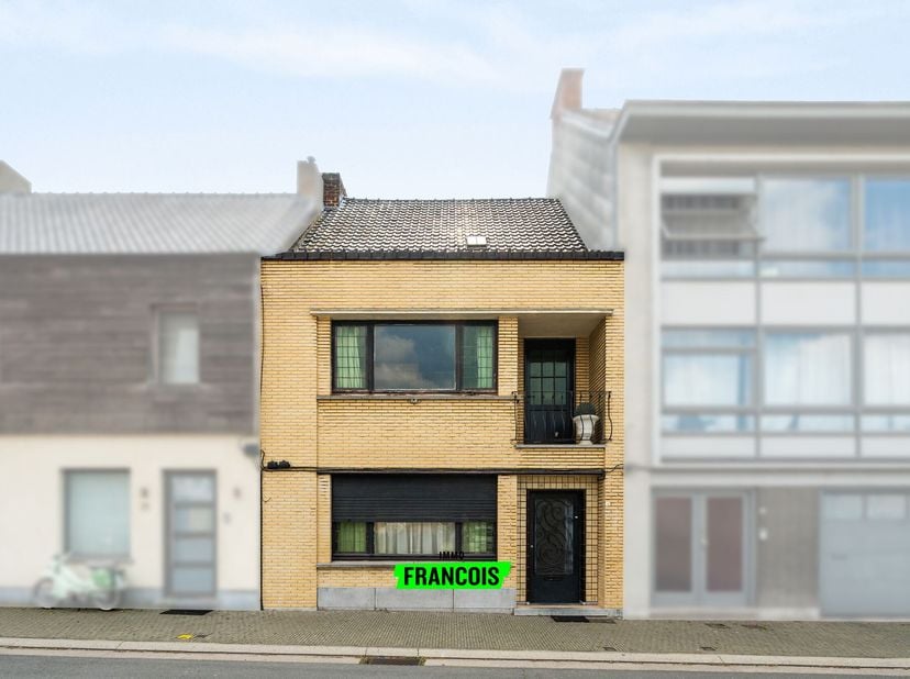 Op een centrale ligging in Oudenaarde bevindt zich deze woning met heel wat potentieel voor wie op zoek is naar een renovatieproject dat volledig naar