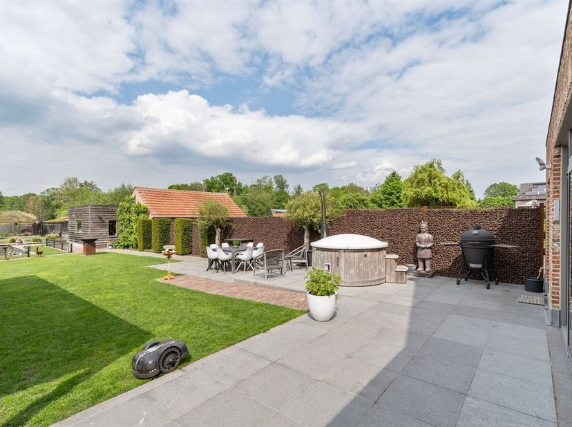 Instapklare woning 4 slpk op een perceel van 1.565 m² in Poederlee<br />
Deze instapklare en goed onderhouden woning ligt op een rustige locatie nabij