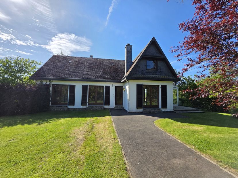 Située sur les hauteurs de Barvaux (Durbuy), à proximité immédiate de toutes les commodités, cette jolie maison 4 façades est implantée sur une belle