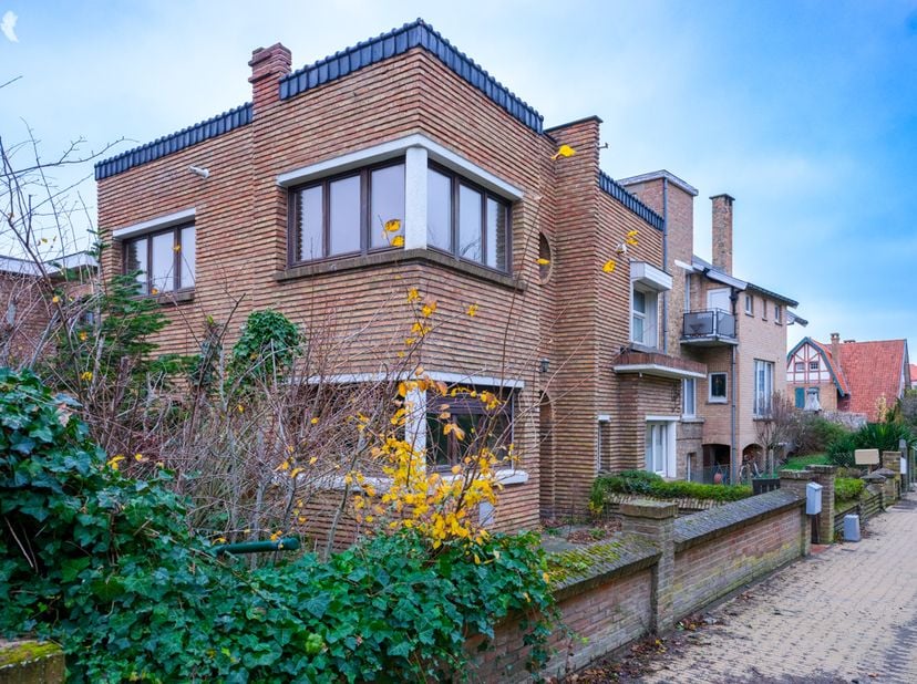 CHARMANT, TE RENOVEREN WONING - <br />
<br />
Centraal gelegen in de Dumontwijk te De Panne.<br />
Op +/-500 m wandelafstand van de Dijk van de Panne.