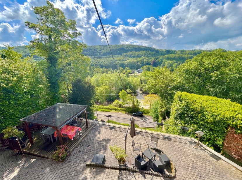 Rez-de-chaussée de ±83m² :<br />
-Garage situé à rue,<br />
-Allée menant à la maison,<br />
-Terrasse à l'avant orientée sud, <br />
-Hall d'entrée d
