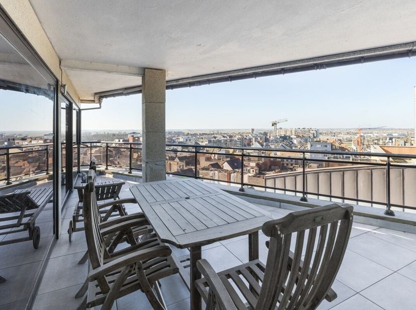 Blankenberge: Modern appartement met ruim zonneterras op de Zeedijk te koop! Op de 8e verdieping van de prestigieuze residentie Bristol Palace bevindt