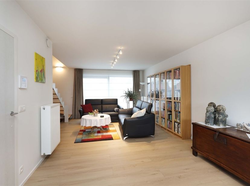 Gunstig gelegen lichtrijk duplex-appartement met autostaanplaats én ruim terras<br />
<br />
Omgeving:<br />
+ Gelegen in een rustige en aangename