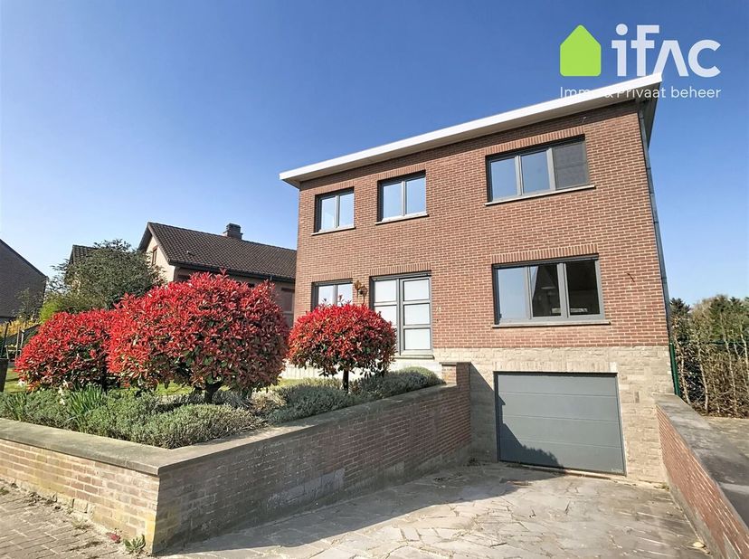 Ruime alleenstaande villa met 4 slaapkamers en prachtig uitzicht!<br />
Gelijkvloers: inkomhal met apart toilet, bureau, woonkamer 35m² met open haard