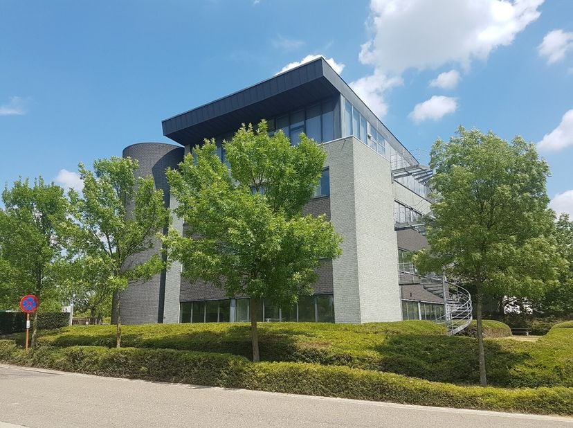 Representatieve kantoren in het Ilgat Businnes Park, gelegen op de tweede verdieping met een oppervlakte van 403 m² en voldoende parkeergelegenheid op