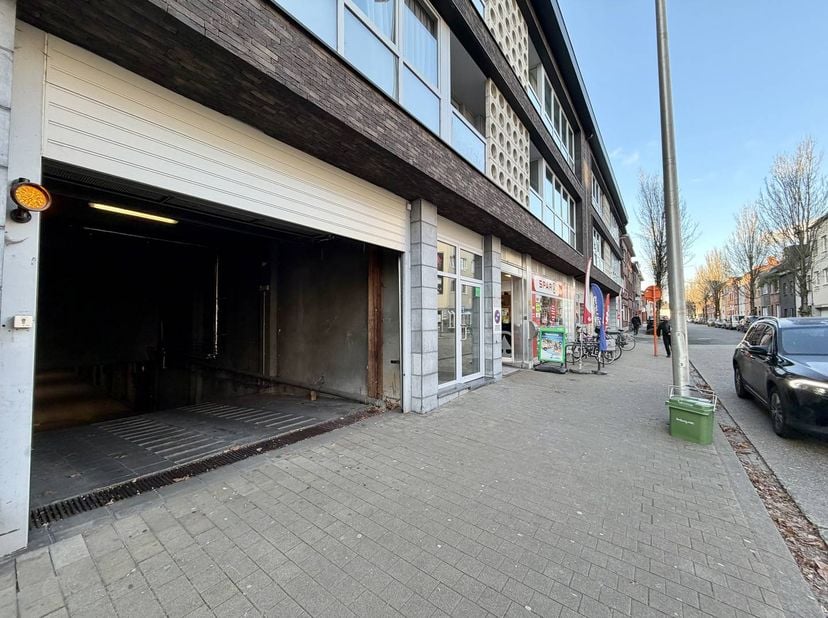 Vous recherchez un endroit sûr et extrêmement pratique pour garer votre voiture à la périphérie du centre-ville de Hasselt ? Ce parking souterrain sit