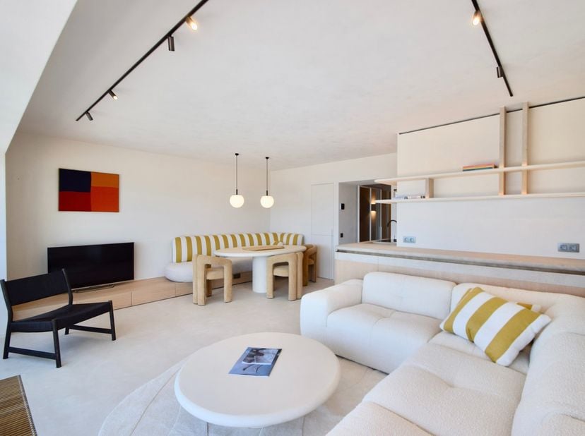 Magnifiquement rénové appartement avec vue panoramique sur la mer. Emplacement idéal entre la Place du Phare et la Place Albert, à deux pas des commer