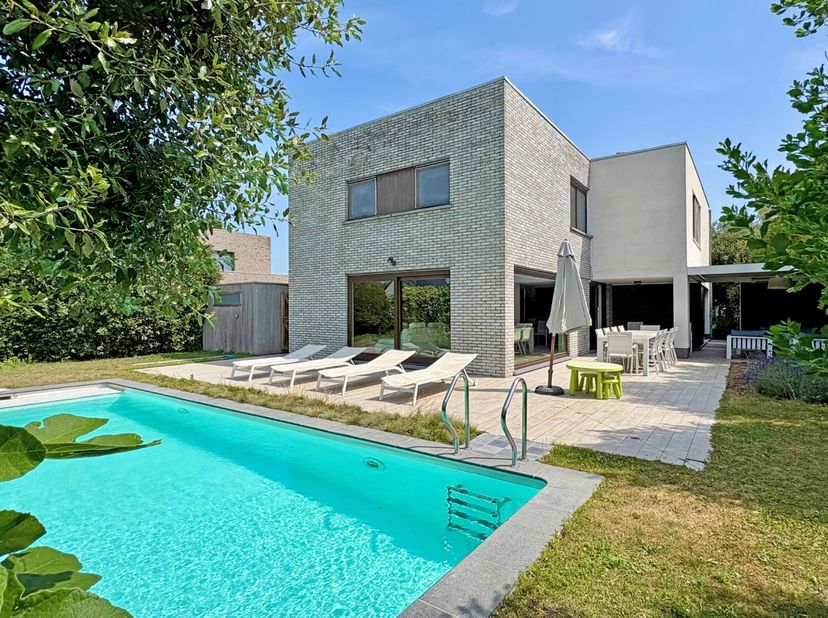 Moderne woning met uiterst rustige ligging bestaande uit: inkomhal met vestiaire en toilet, ingerichte keuken, living met eetkamer, berging, slaapkame