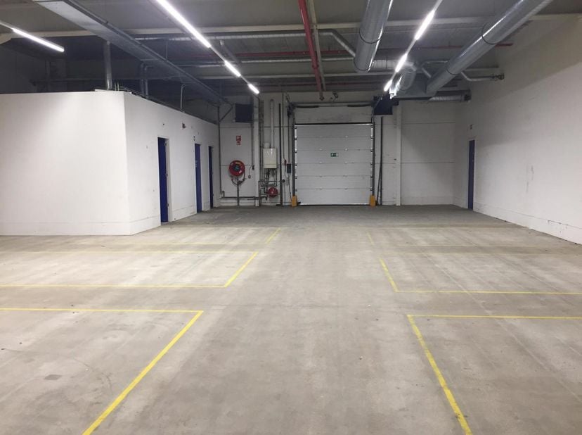 - 1.268m² commerciële ruimte<br />
- klein magazijn achteraan<br />
- ruime gemeenschappelijke parking<br />
- zichtlocatie <br />
- direct beschikbaa
