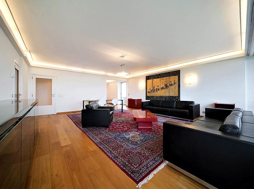 Easyhome biedt u dit prachtige appartement met 3 slaapkamers en een bureau aan, ideaal gelegen op de 5e verdieping van het gebouw aan de Louis Mettewi
