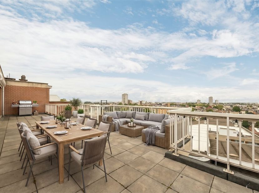 Op de zevende en hoogste verdieping van een verzorgd gebouw bevindt zich dit ruime penthouse-appartement van ca. 140 m², omringd door twee royale zonn