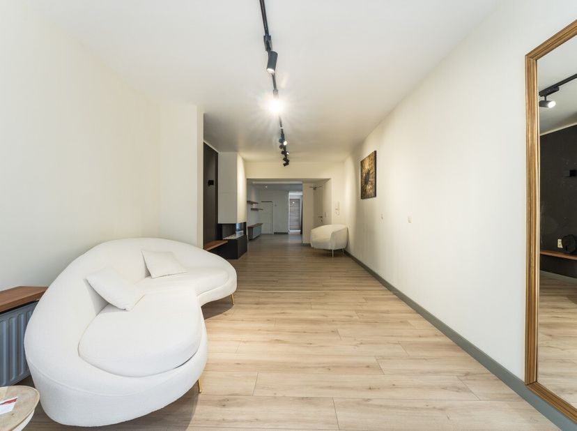 Te koop: karaktervolle gesloten opbrengsteigendom Deze woning bestaande uit 3 instapklare appartementen met een residentiële sfeer gecombineerd met ee