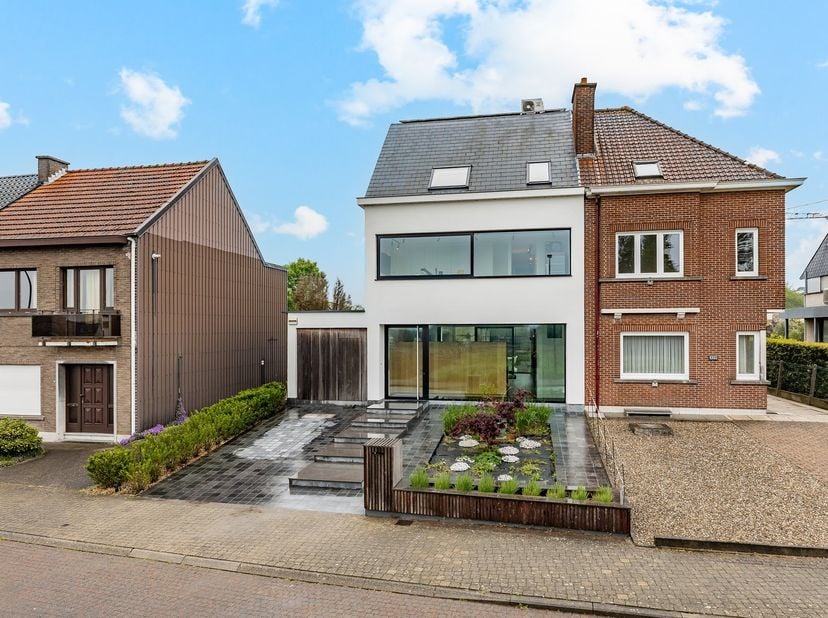 Exclusief wonen in Aalst — deze indrukwekkende woning op de Ouden Dendermondsesteenweg combineert luxe, ruimte en hoogwaardige afwerking op een uitzon