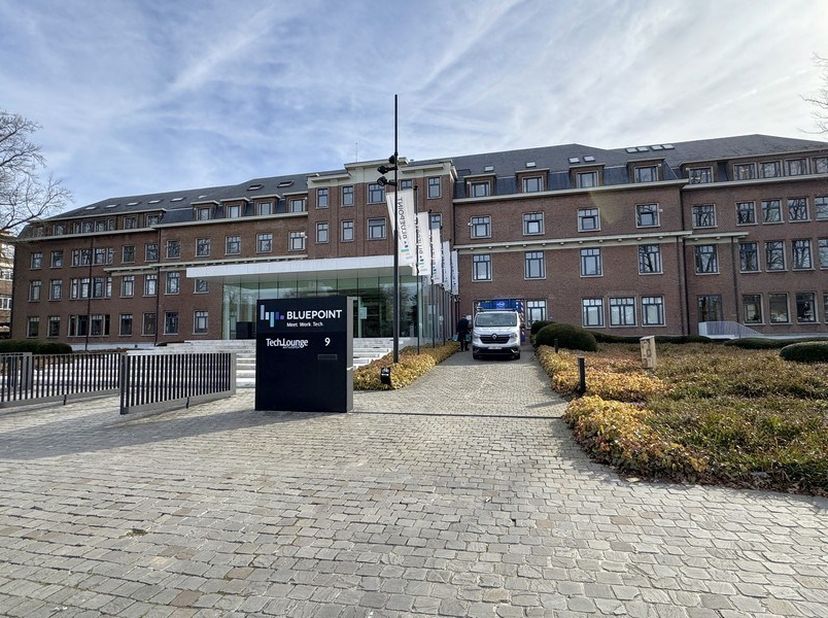 50m² gemeubelde kantoorruimte met 6 werkposten op 2de verdieping <br />
Ligging: vlakbij ring en openbaar vervoer<br />
<br />
Specificaties: vasttapi