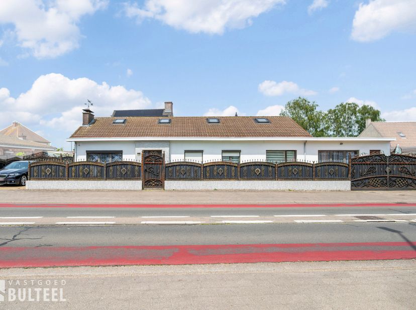 In de nabijheid van het centrum van Stekene bevindt zich deze licht op te frissen en ruime bungalow. De woning biedt u een inkomhal, twee aparte leefr