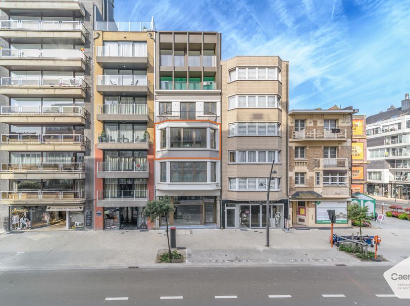 Ontdek dit prachtig afgewerkte appartement op de 2de verdieping van een kleinschalig totaalrenovatieproject, ideaal gelegen in de winkelstraat van De