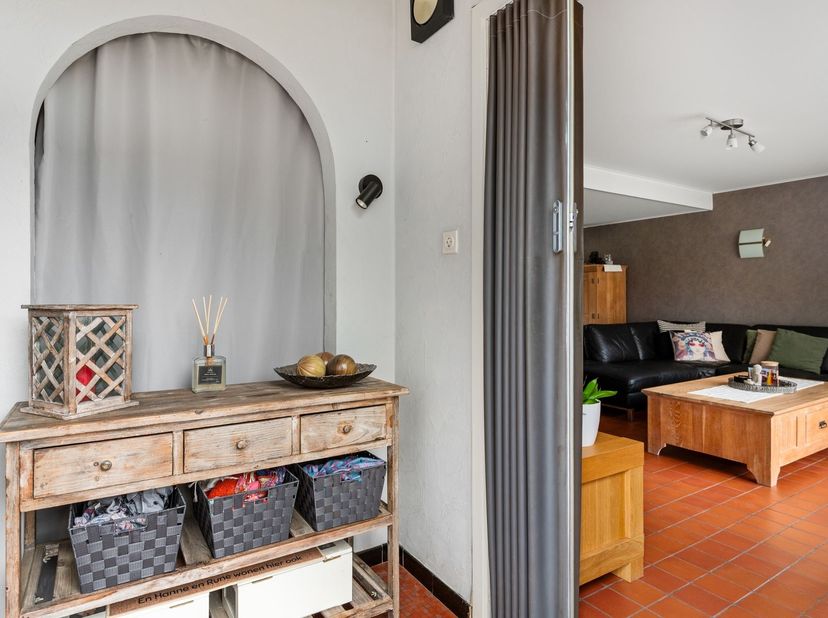 Laagbouw gezinswoning met 3 slaapkamers, garage en tuin<br />
Deze op te frissen laagbouw gezinswoning met 3 slaapkamers biedt heel wat mogelijkheden