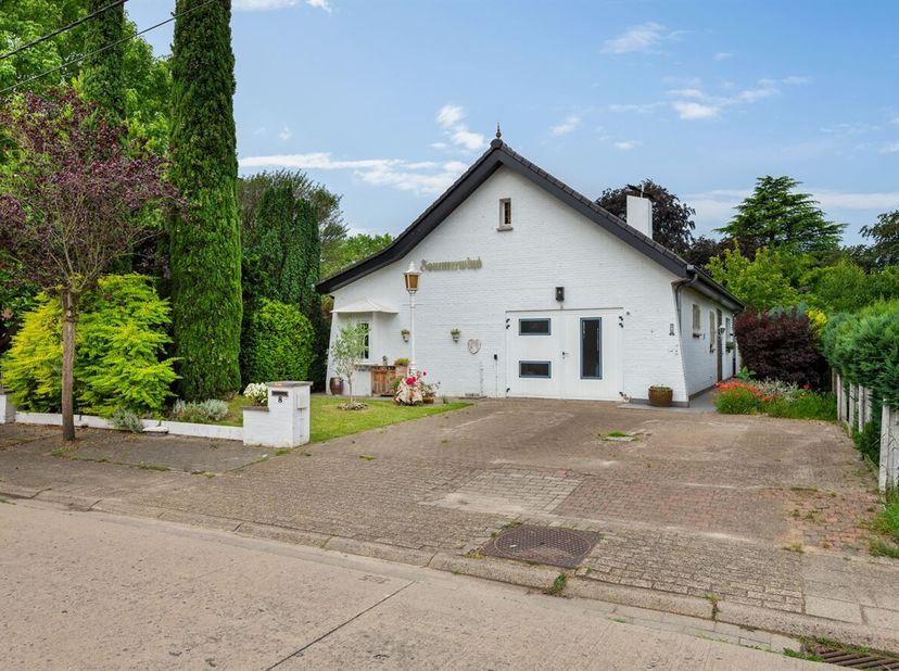 Deze laagbouwwoning geniet van een rustige en groene ligging in een residentiële buurt van Sint-Katelijne-Waver, met winkels, scholen, openbaar vervoe