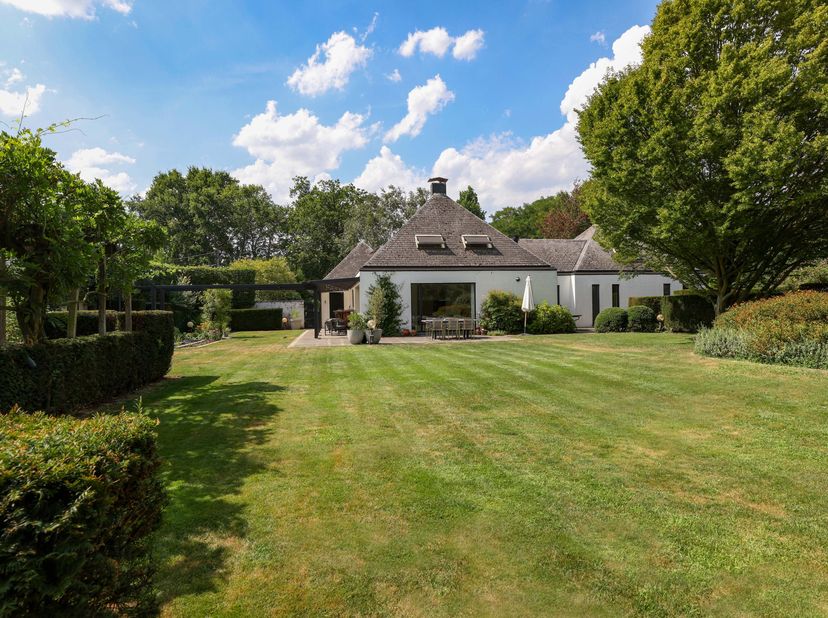 Ruime, luxueuze woning op een prachtig groen perceel met uitzonderlijk veel privacy!<br />
<br />
In alle rust wonen, omringd door een prachtige tuin?