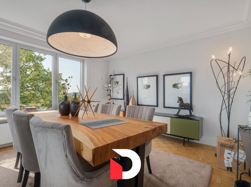 Een prachtig gerenoveerd ('2017) en gemeubeld hoekappartement (+/- 104m²) op het 5de verdiep voorzien van een uiterst lichtrijke living , een exclusie
