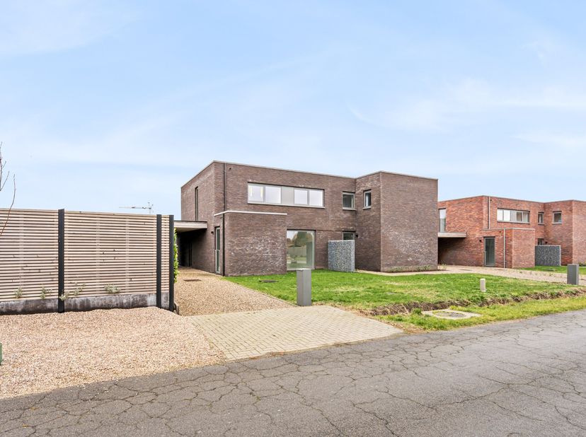 Deze bijna-energie neutrale woning bevindt zich op wandelafstand van het natuurgebied 'De Most' te Balen, op een perceel van 449 m². De woning omvat o