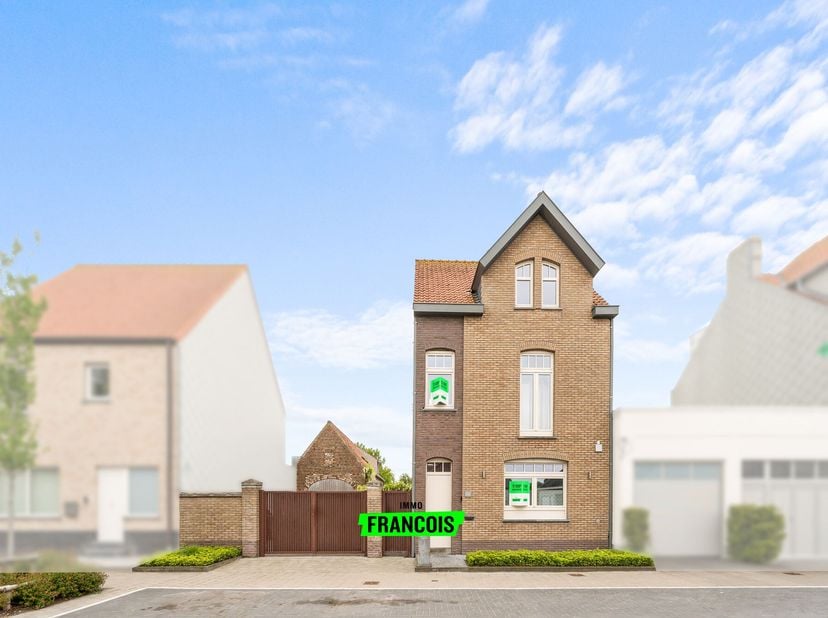Dans un quartier calme et prisé, à deux pas du centre de De Haan, se trouve cette charmante maison semi-détachée. Le bien bénéficie dun emplacement ex