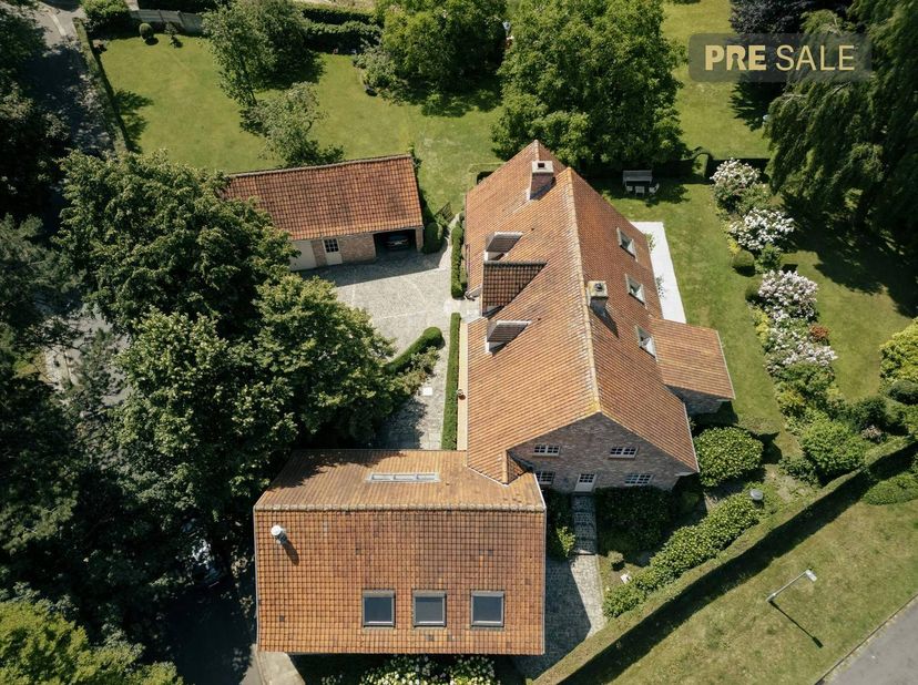 Rustig gelegen charmant villa-landhuis met schitterende parktuin nabij Kortrijk.<br />
<br />
Het centraal gelegen hoofdgebouw vormt het warme hart va