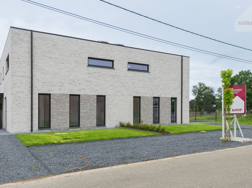 Deze volledig afgewerkte nieuwbouwwoning in Laakdal, nabij het centrum van Vorst, biedt een ideale mix van hedendaags wooncomfort, ruimte en energiezu