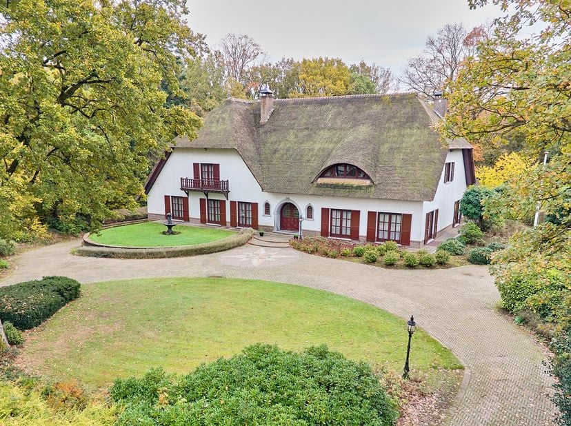 Ontdek deze uitzonderlijke villa die niet alleen uitblinkt door haar royale afmetingen en luxueuze afwerking, maar vooral door haar uitstekende liggin