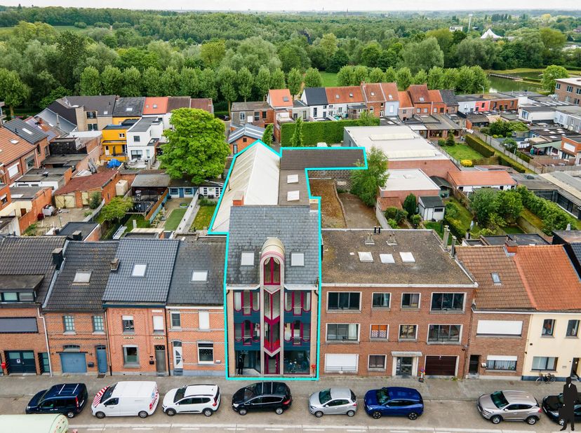 Polyvalent gebouw omvattende GLVL handelsruimte, magazijn, kantoor en duplex appartement met 3 slaapkamers en 2 terrassen<br />
Algemeen:<br />
- Ontz