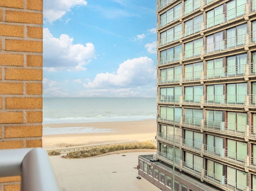 Lichtrijk hoekappartement met drie slaapkamers, zijdelings zeezicht en zuidgerichte terrassen te koop te Middelkerke, Jules Van Den Heuvelstraat 13, o