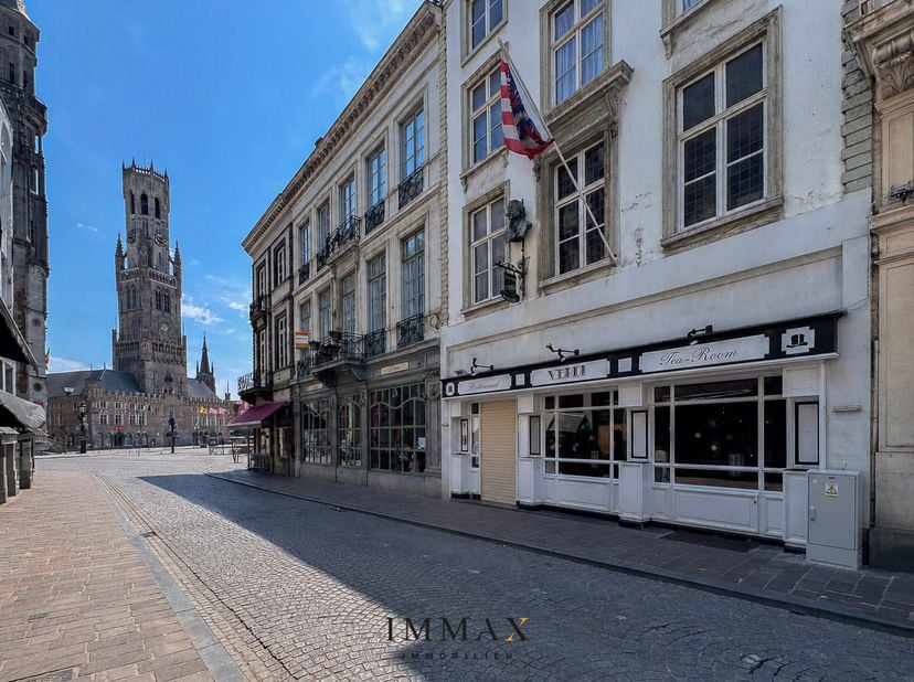 In het historische hart van Brugge, vlakbij de Markt, bevindt zich deze commerciële eigendom met *horeca op het gelijkvloers* en *drie stijlvolle gast