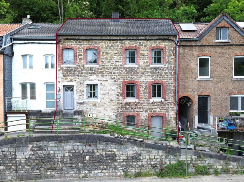 Maison trois chambres à rénover. Située à proximité des commodités, cette maison offre de nombreuses possibilités d'aménagement pour les amateurs de r