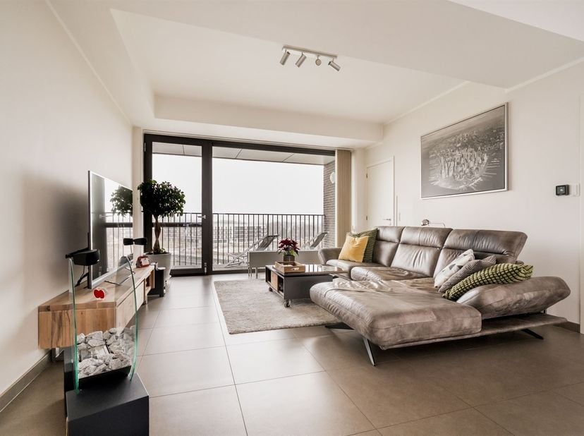 Op de 5e verdieping van een kwaliteitsvol gebouw aan de Winketkaai bevindt zich dit uitzonderlijke appartement met twee slaapkamers en twee terrassen.