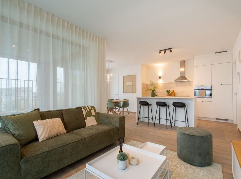 Het gemeubeld appartement is gelegen op de 4de verdieping in het gebouw die 5 verdiepingen teld. Er is een lift. Een ruime inkomhal met apart toilet e