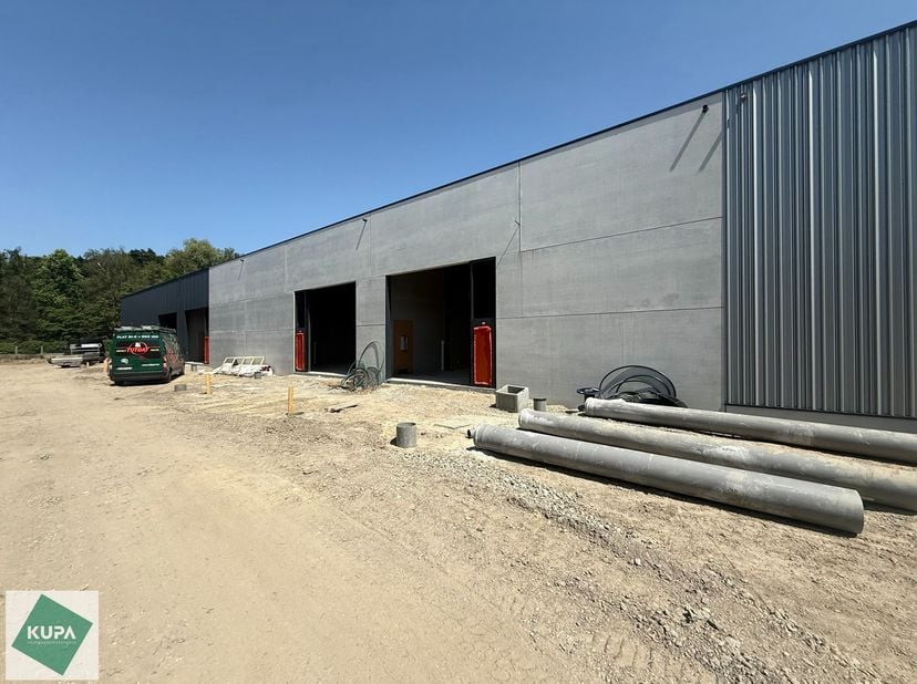 Bent u op zoek naar een strategisch gelegen en kwalitatieve bedrijfsruimte voor uw onderneming? Deze nieuwbouw KMO-unit in het moderne bedrijvenpark A