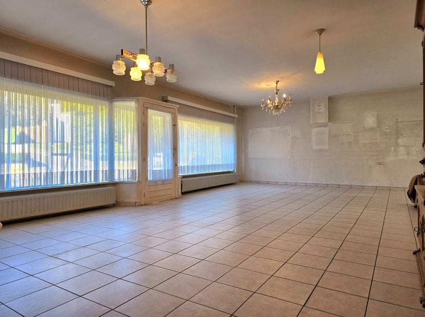 Voor een bezichtiging bel Kim 0473 72 33 62&amp;nbsp;<br />
<br />
Zeer ruime woning waarin vroeger vooraan een buurtwinkel was van 50 m².<br />
Het pand
