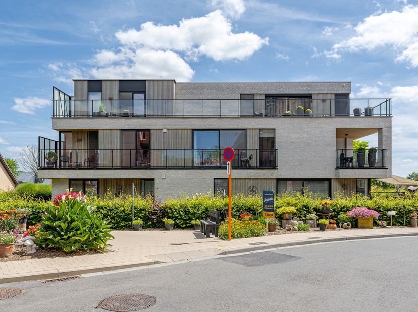 - Rustige ligging (Kerkplein 4)<br />
- Ruim en lichtrijk gelijkvloers appartement<br />
- Volledig instapklaar met mooie materialen afgewerkt<br />
-