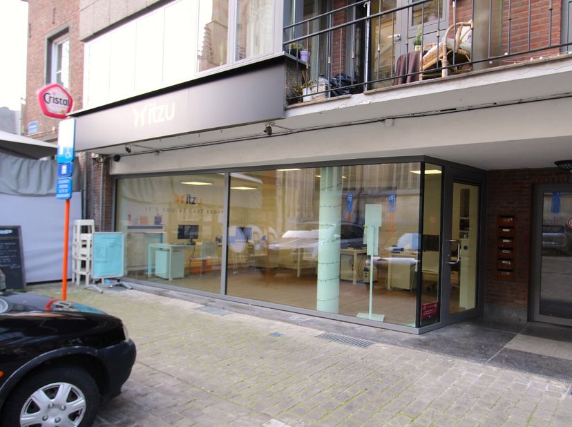 Deze handelsruimte is goed gelegen, pal in het centrum aan de Basiliek en aansluitend op de Maastrichterstraat en de Grote Markt!<br />
INDELING: Ruim