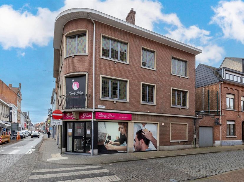 Handelspand met woonst gelegen op een toplocatie in Diest.<br />
Ligging: Dit handelspand is gelegen pal in het centrum van Diest.<br />
Omschrijving: