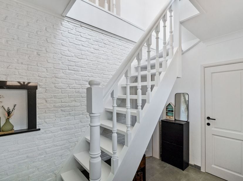 Deze verzorgde woning is rustig gelegen en geniet van een strategische ligging tussen Antwerpen, Gent en Brussel. Dankzij de nabijheid van de E17 en N