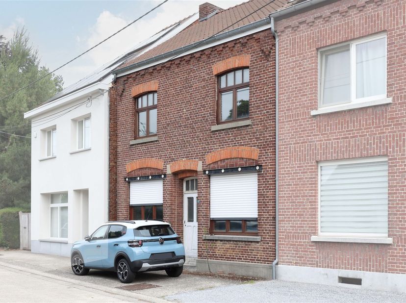 Te renoveren charmante gezinswoning met 4 slaapkamers op een knap perceel van 6a 43ca<br />
<br />
Omgeving:<br />
+ Rustig doch centraal gelegen i