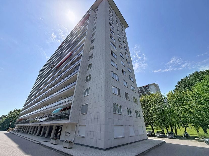 Avenue du Mutsaard (en face du Delhaize), situé au 7ème étage dans une copropriété bien entretenue. Un bel appartement de 75m² comprenant : un hall d'