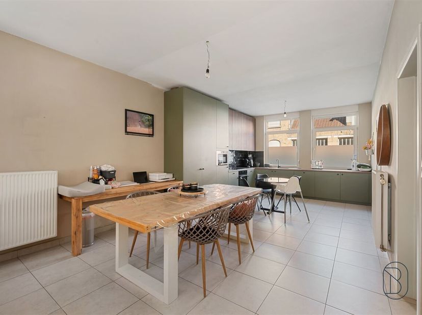 WELKOM IN ZINGEM: CHARMANTE WONING MET VEEL POTENTIEEL<br />
Deze sfeervolle woning gelegen in Kruisem biedt een perfecte combinatie van klassieker ch