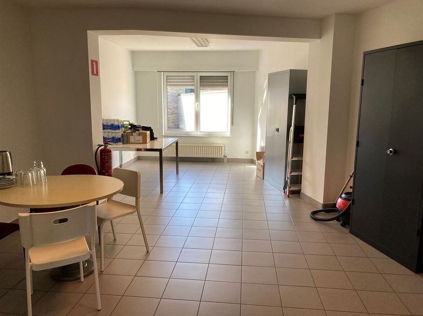 Bureau situé au centre de Pulle.<br />
Petite cuisine de base disponible.<br />
Idéal pour une profession libérale.<br />
Disponible à partir du 01/08