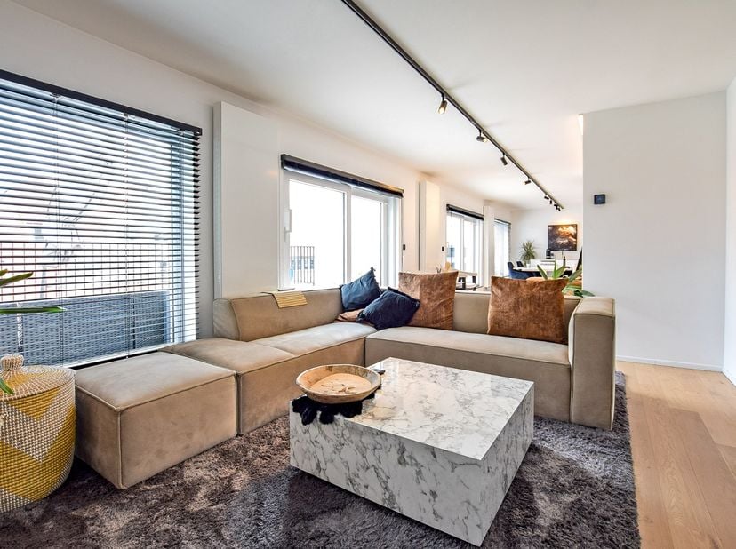 Dit prachtig instapklaar penthouse te Koksijde Sint-Idesbald is recent volledig gerenoveerd. Het lichtrijke appartement beslaat een bewoonbare oppervl