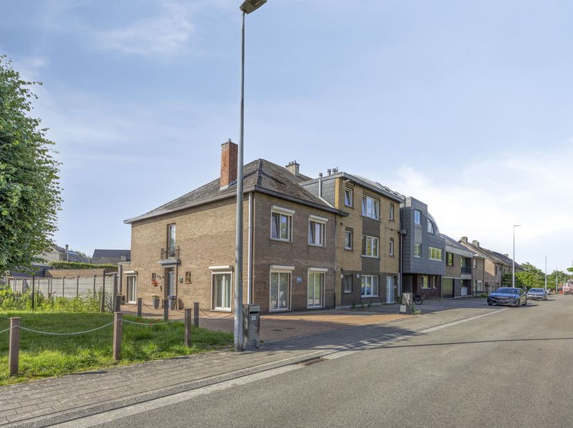 Op zoek naar een ruime gezinswoning met een uitstekende bereikbaarheid? Dan is deze halfopen bebouwing in Wetteren zeker een bezoek waard.<br />
Deze