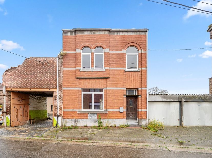 In de rustige Lindestraat 27 te Attenhoven ontdek je deze te renoveren woning met bijzonder veel potentieel, gelegen op een royaal perceel van 1.025 m